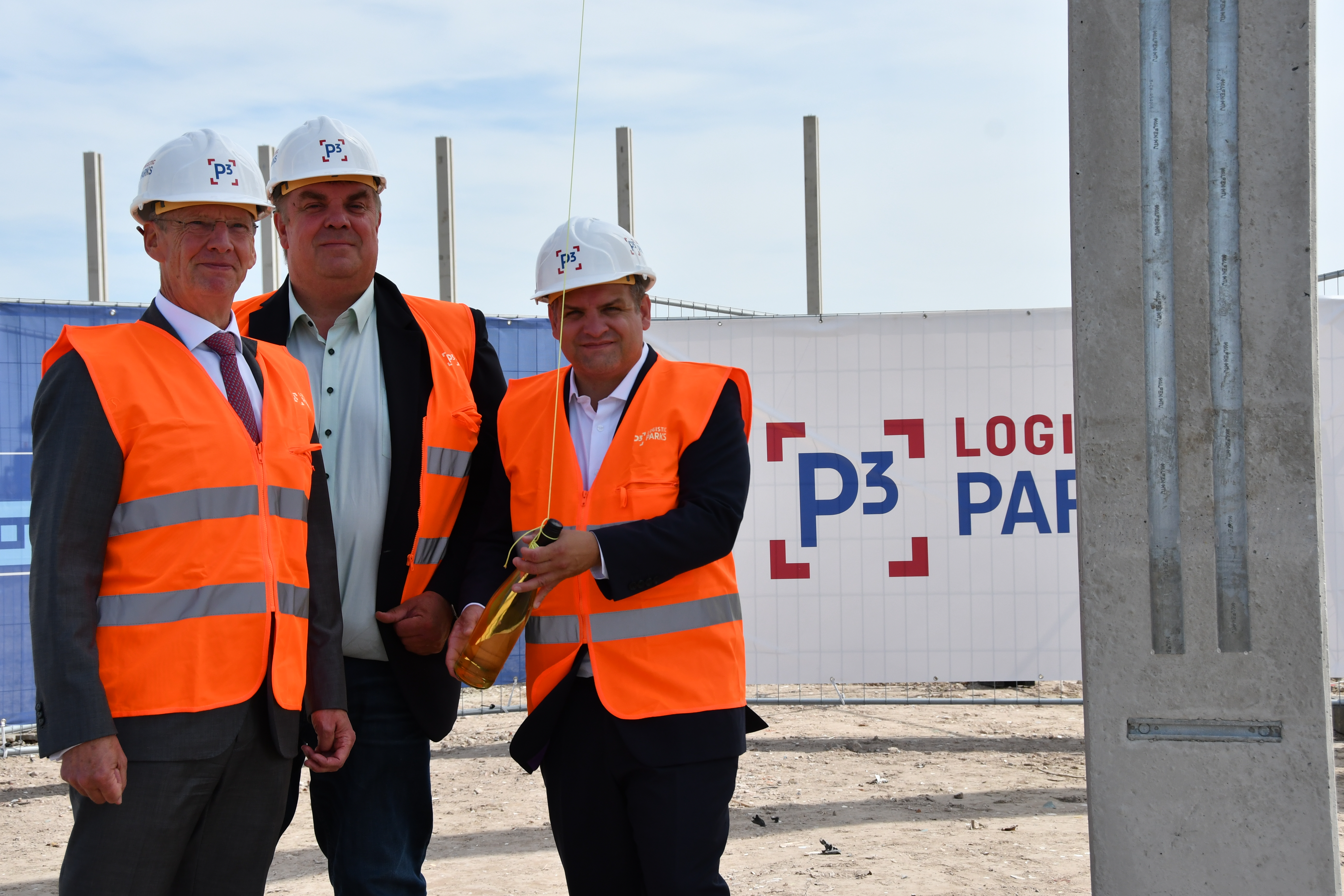  P3 Logistic Parks feiert Errichtung der ersten Stütze für den Logistikpark am JadeWeserPort Wilhelmshaven